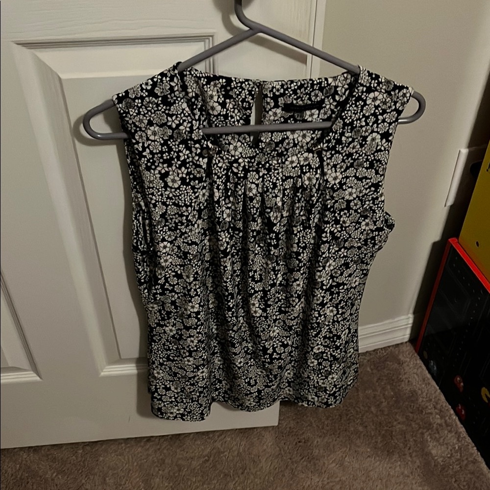 Ann Taylor Black and White Sleeveless Blouse with Rounded Neckline